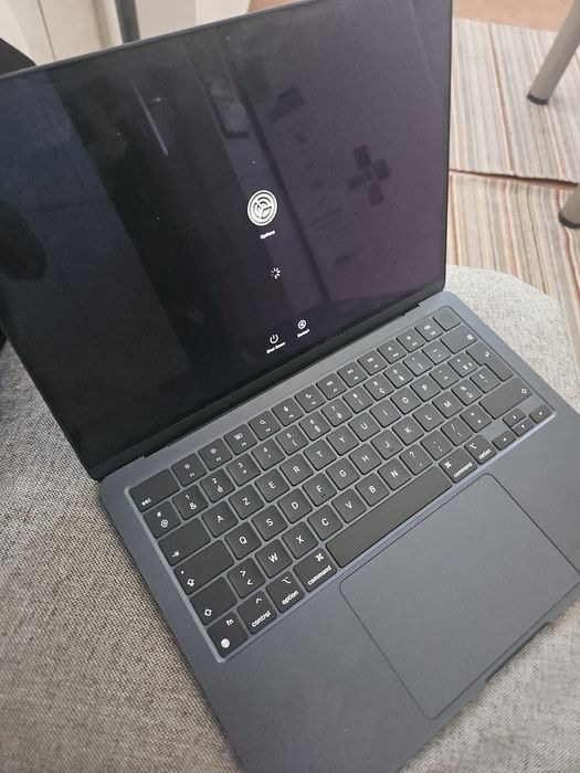 Vand laptop macbook m2 2681 pentru piese