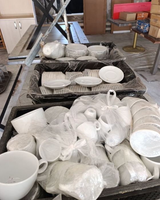 Продам диваны, столы для кафе ресторанов.