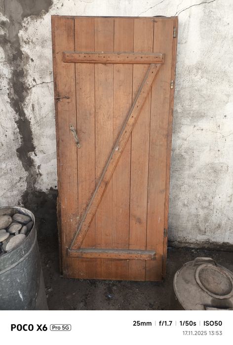 Дверь труба и стол тиска