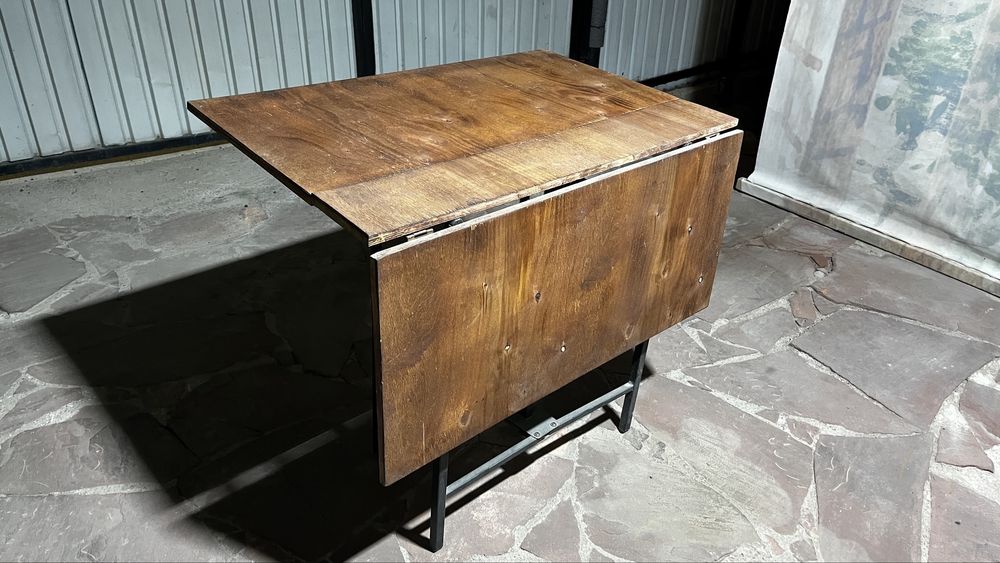 Складные стол и стулья