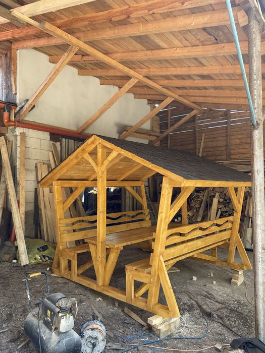 Foisor de gradina din lemn cu masa si banci