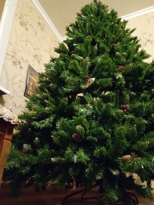Ёлка искусственная.
