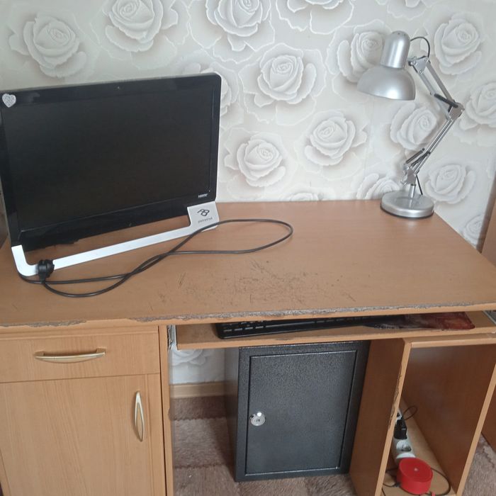 Продам стол и шкаф