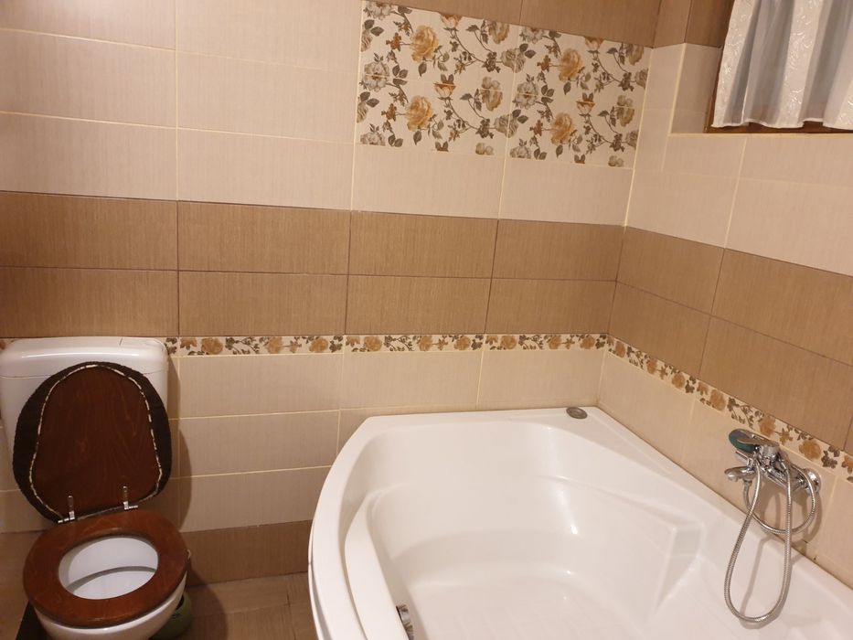 Vând apartament cu 3 camere.
Anexe
Garaj mare pentru doua masini
Curte proprie in spatele garajelor
2 camari
Curte comuna 
80000 negociabil
0741631992