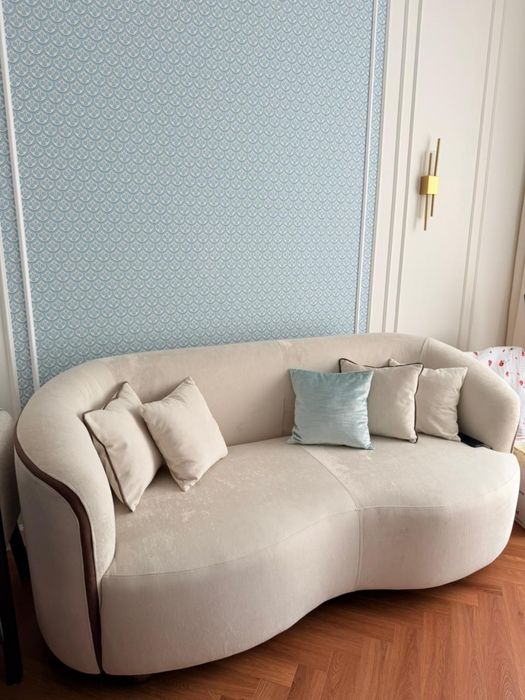 Только изготовленный диван