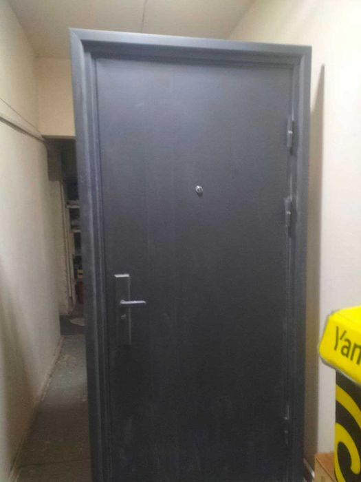 Входная дверь, железная.