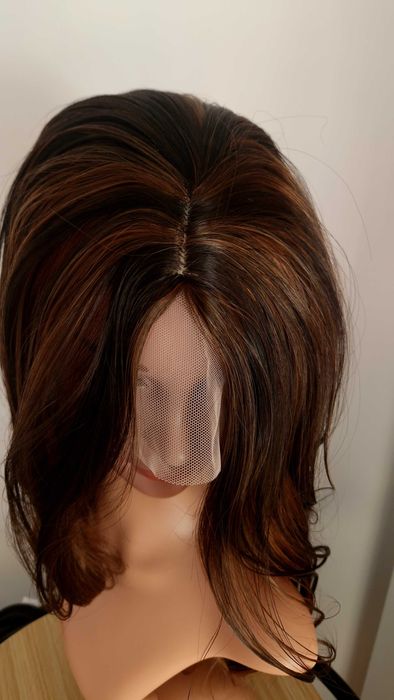 Парти тъмно кафява синтетична перука с руси кичури , на път, 65 см