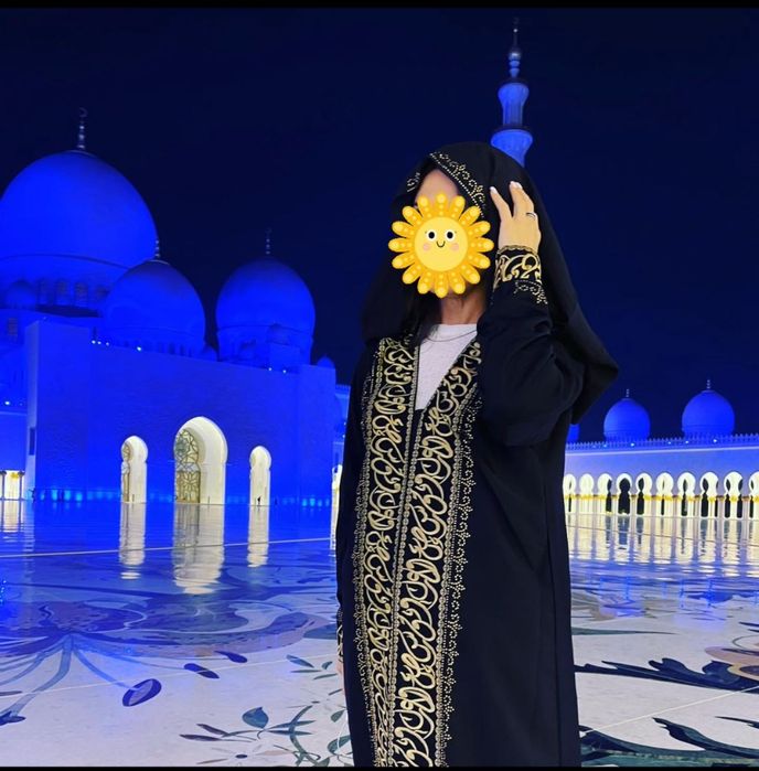 Роскошная чёрная абайя с изысканной золотой вышивкой