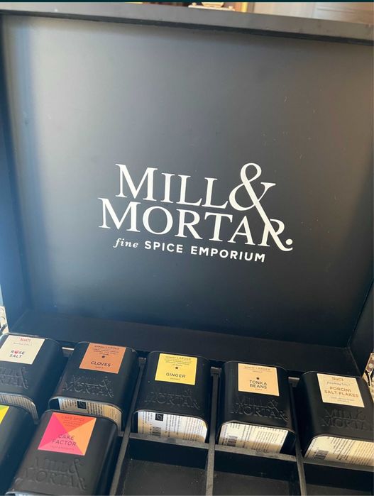 Mill & Mortar кутия за подправки с 20 гнезда