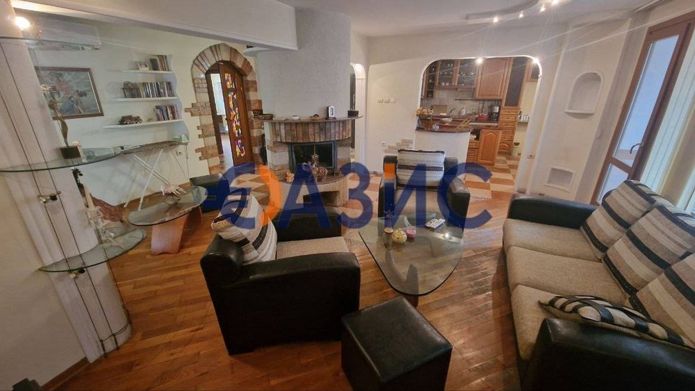 Тристаен апартамент с камина, Несебър, България, 120 кв. м. + гараж