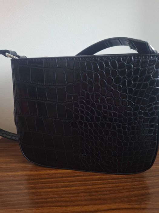 Черна лачена чантичка Pronta