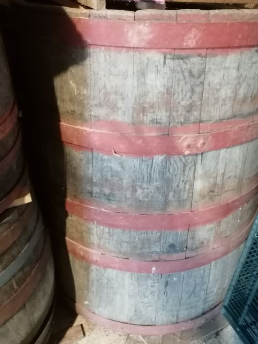 Vând cazi și butoaie, în stare buna