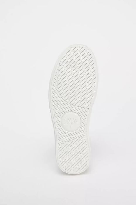 Белые кроссовки от бренда ZARA