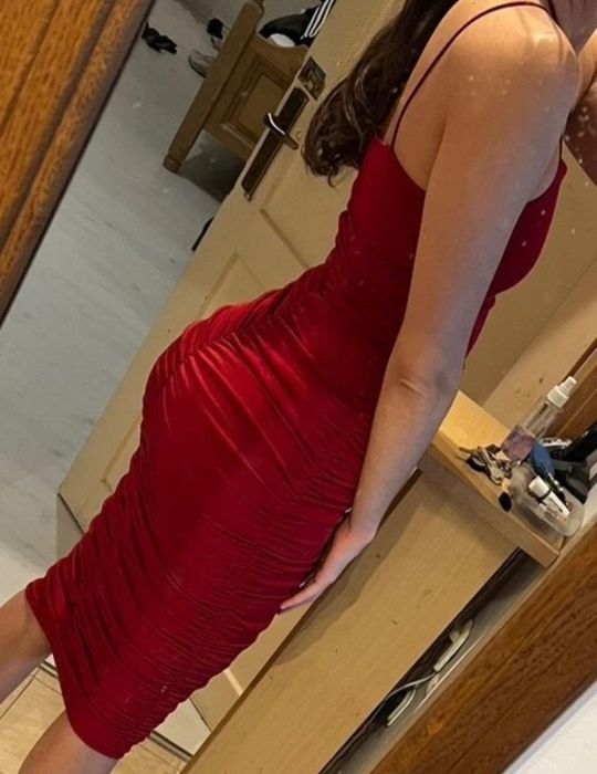 Нова червена рокля