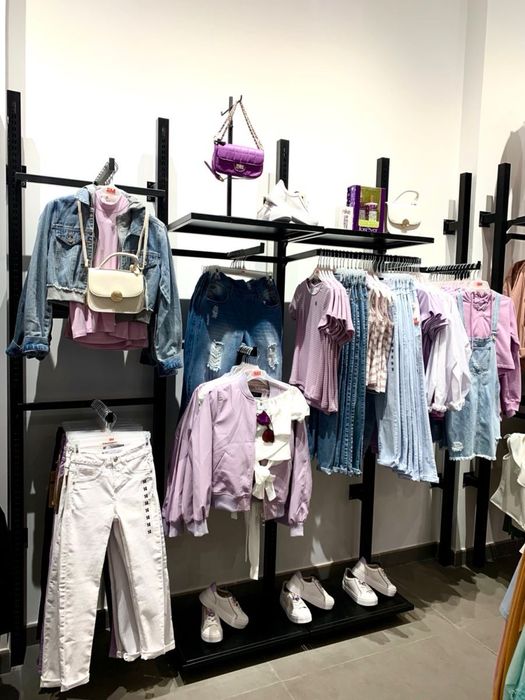 Стеллажи для магазина одежды