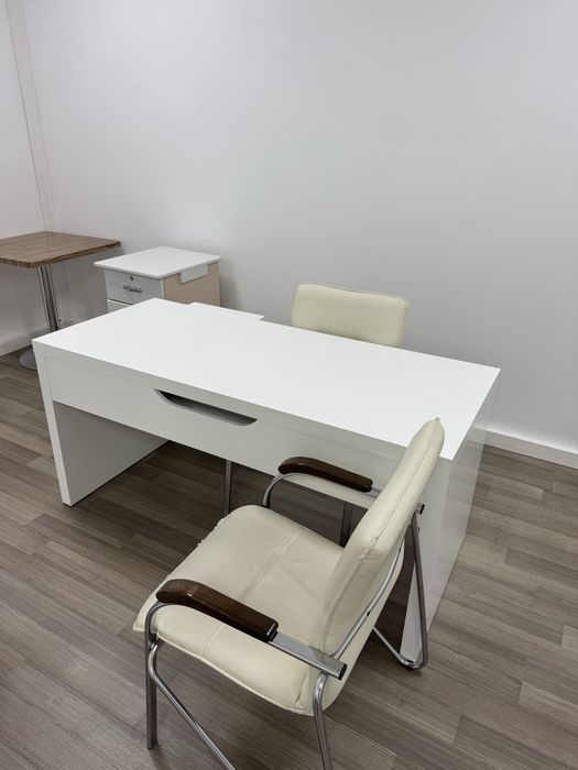 Офисная мебель, столы, стулья, стеллаж, тумбочки.