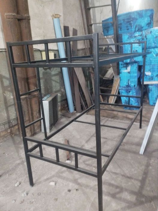 Металлическая двухъярусная кроватъ