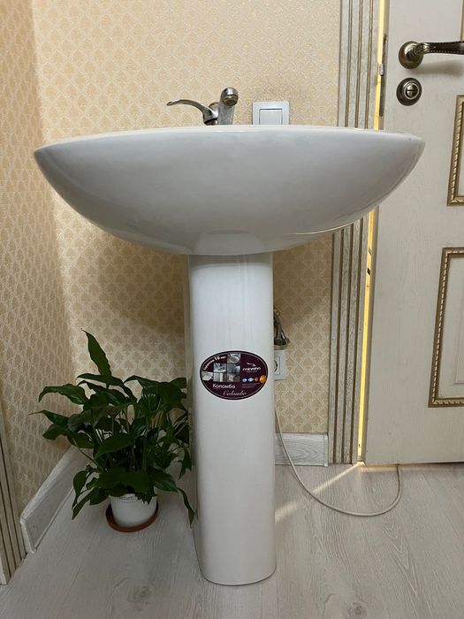 Раковина с ножками