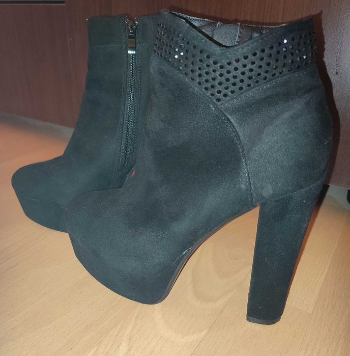 Дамски боти с ток