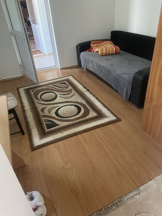 Inchiriez camere la curte