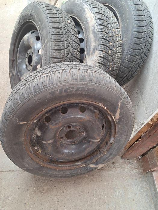 4 roți complete pt dacia cu amvelope de iarnă