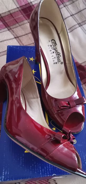 Pantofi diverse modele și culori