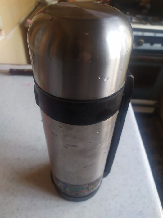 Продам оригинал термос Китай держит и тепло и холод объем 1.25 л