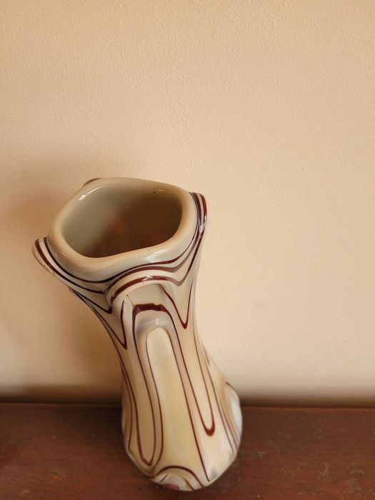 Ваза от стъкло с ефектна шарка