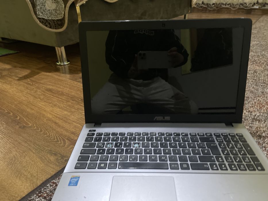 Vand laptopuri bune asus lenovo si race