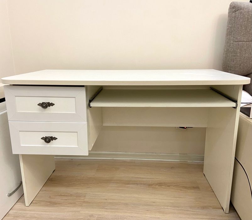 Стол белый компьютерный