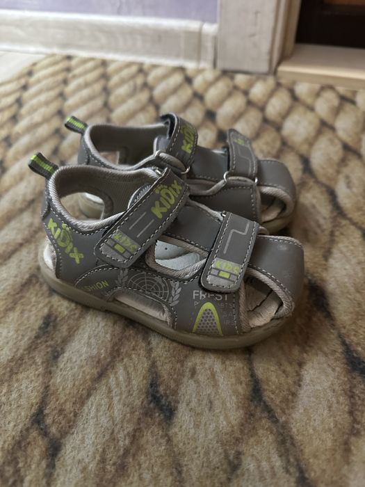 Продам детские сандали