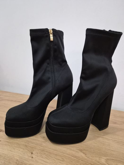 Дамски къси ботуши с платформа  и висок ток