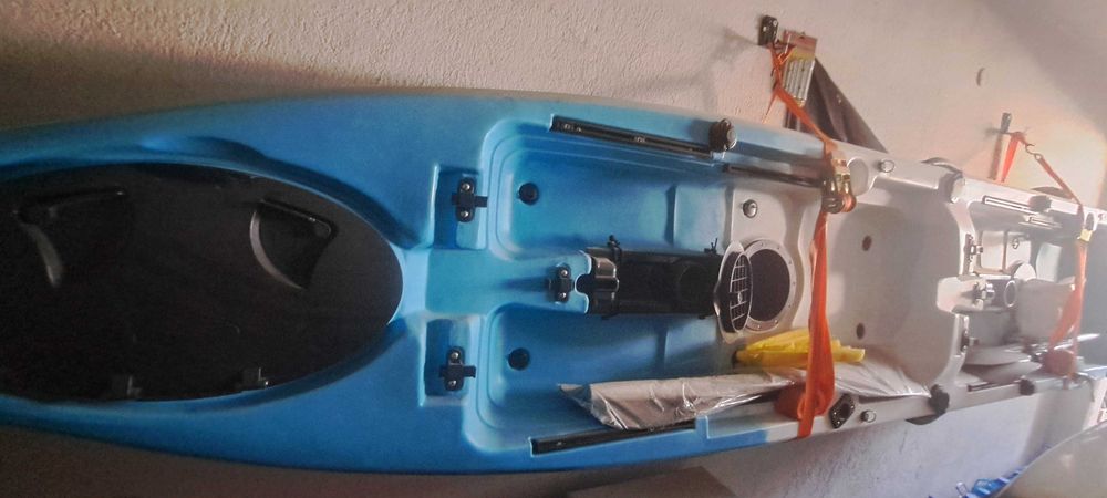 Двуместен каяк с педална система.