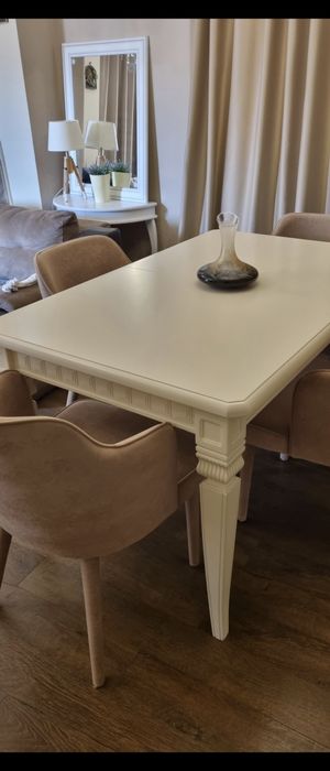 Трапезна маса - слонова кост