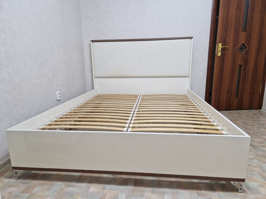 Двуспальная кровать