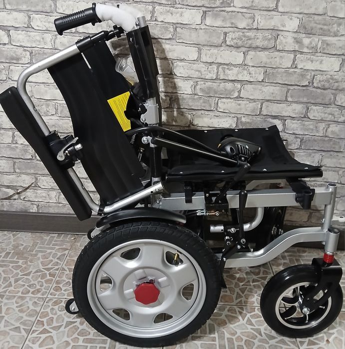 Электрическая инвалидная кресло-коляска отличного качества и комфорта.