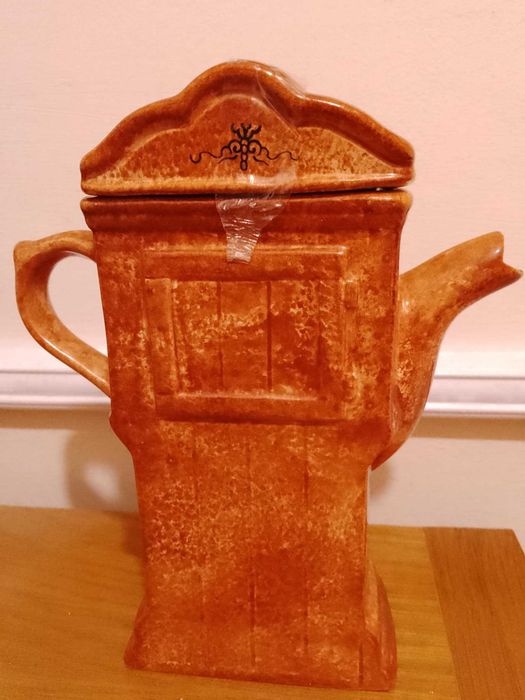 Два порцеланови чайника: "Кокошка" и "Биг Бен"