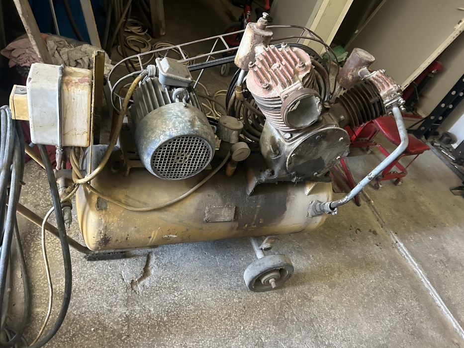 Компресор УК 25, работещ ,отличен