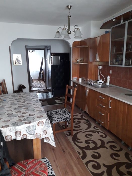 Închiriez apartament cu 3 camere
