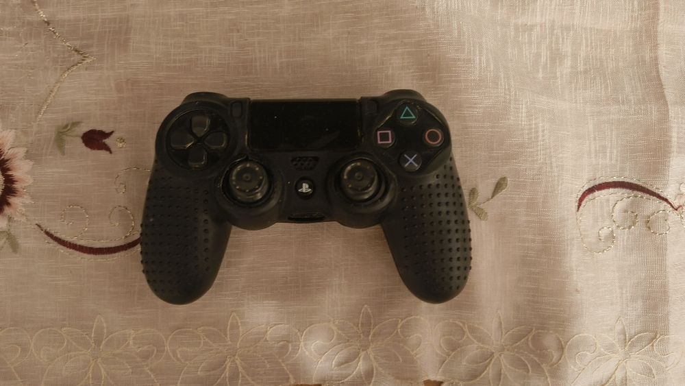 Playstation 4 Slim + 2 джойстика +VR headset