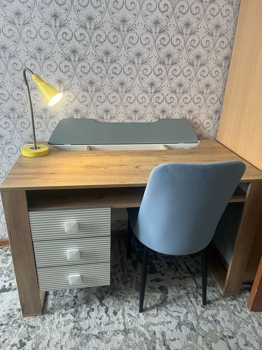 Шкаф, стол и стул