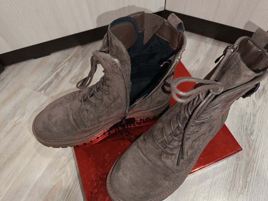 Продам женские ботинки