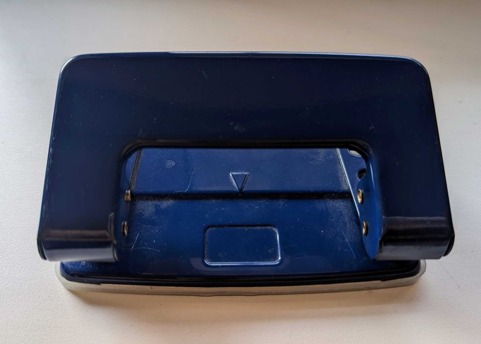 Дырокол канцелярный