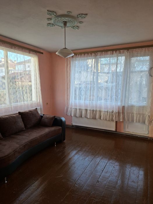 ЕТАЖ от фамилнакъща,  гараж и двор. Целият имот е необитаем.