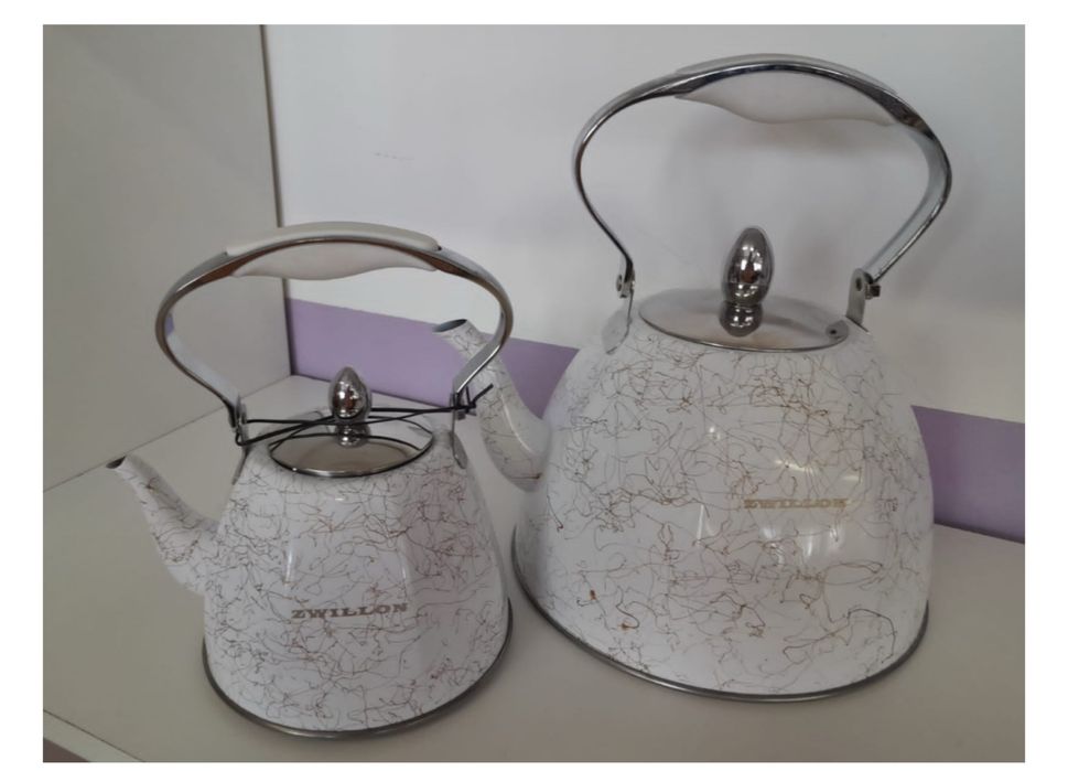 Чайник в наборе белый, крассивый продается