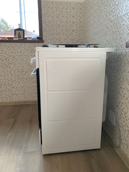 Aragaz Electrolux, 4 arzătoare și cuptor pe gaz, nou nefolosit.