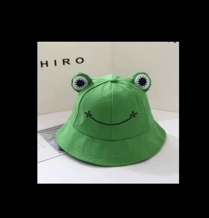 памучна шапка с бродерия Жабка