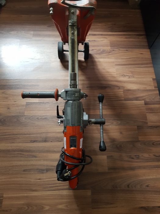 Mașină de carotat Husqvarna DM 220 și stativ DS 250