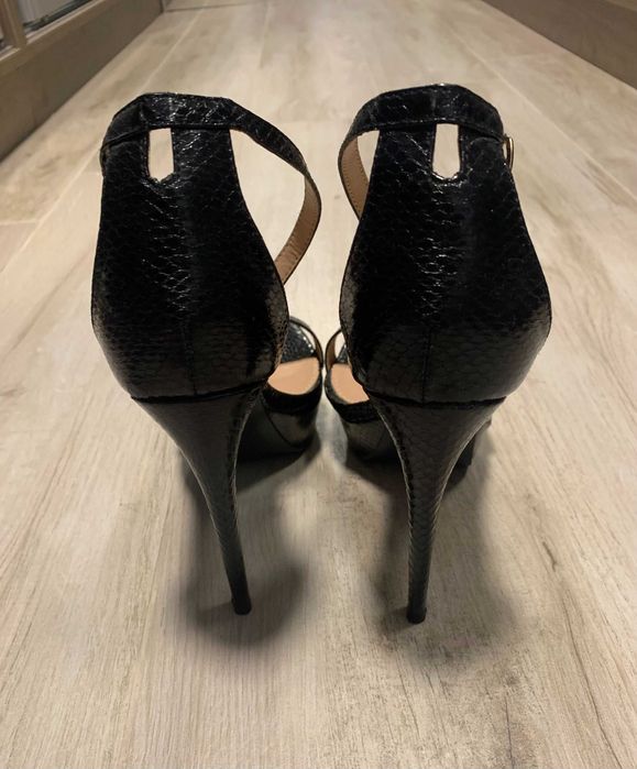 Черни дамски сандали на висок ток змийска кожа