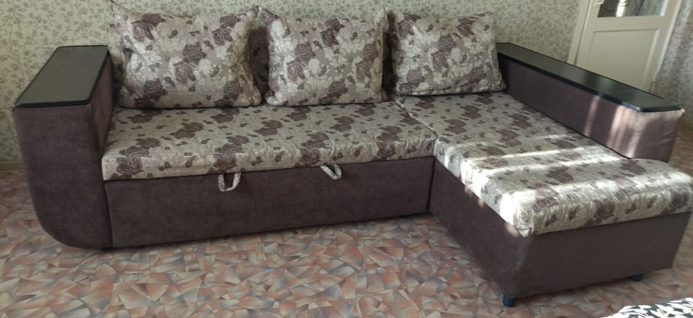 Диван угловой хрошом состояние.